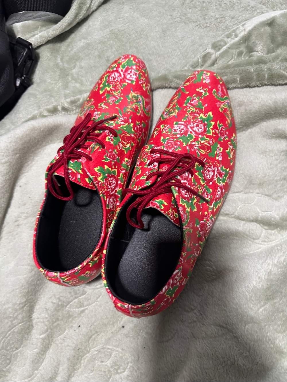 Red Floral Lace-Up Men’s Flats with Green Accents